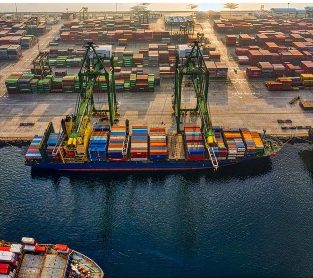 Barco con contenedores en el puerto marítimo